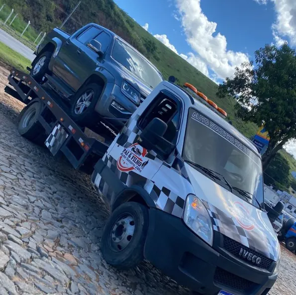 Guincho plataforma da Pai & Filho transportando uma caminhonete em Muriaé